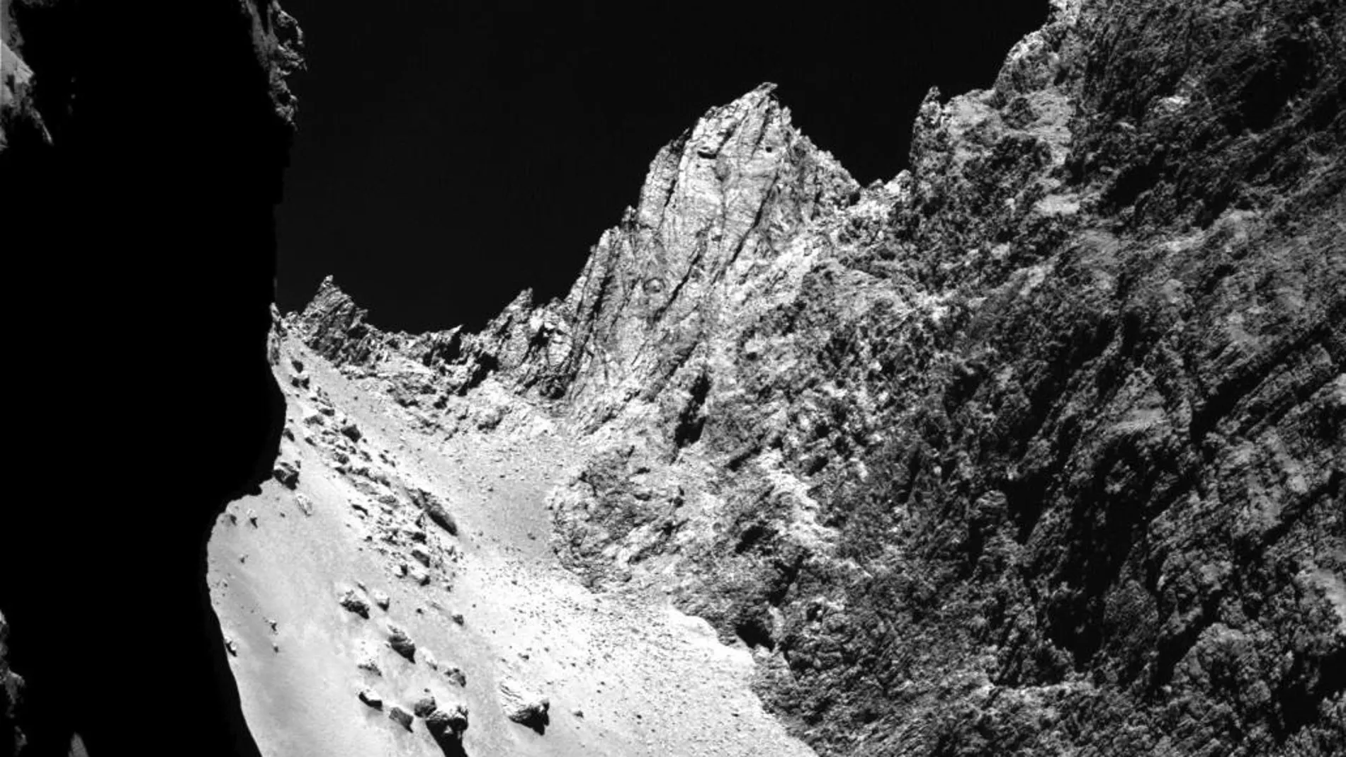 Superficie del cometa 67/Churymov-Gerasimenko, captada por la sonda Rosetta