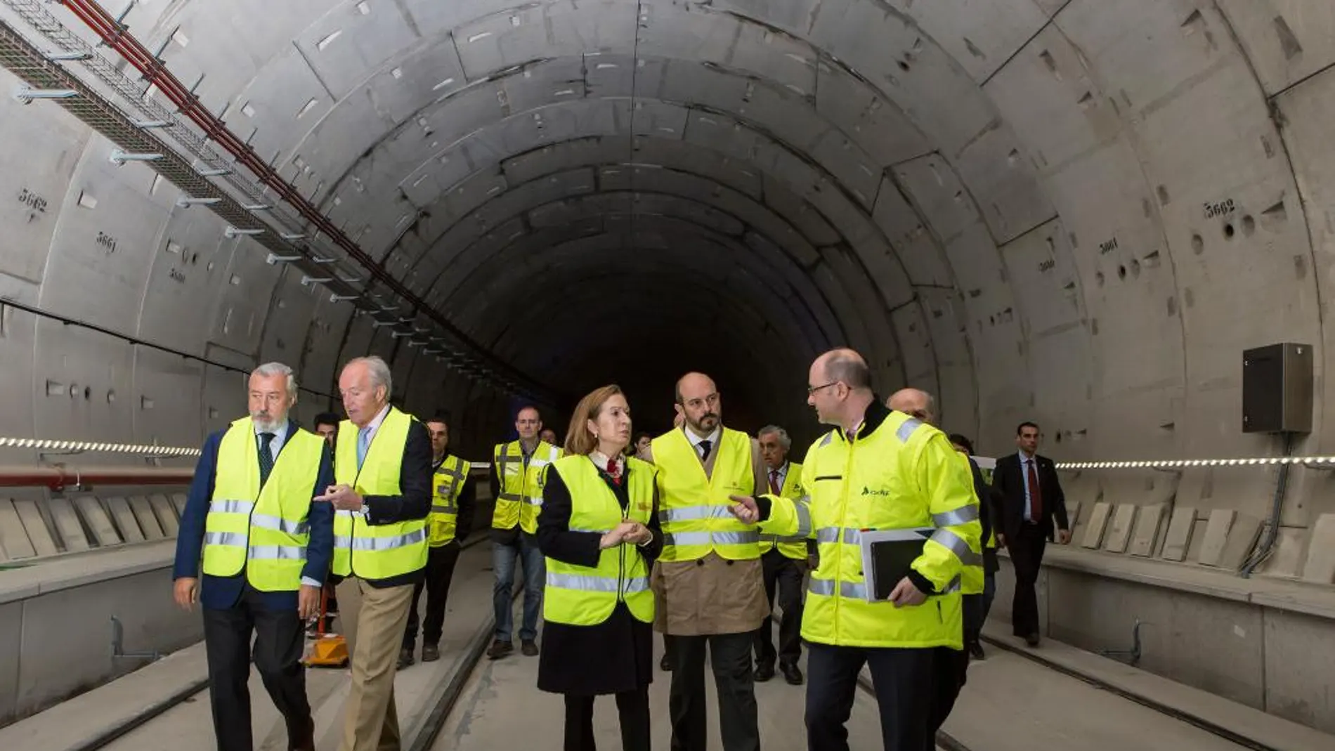 Un momento de la visita de la ministra a las obras del túnel.