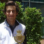Pedro Oriol posando con el premio