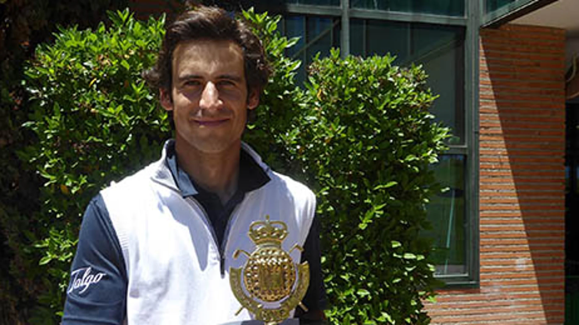 Pedro Oriol posando con el premio