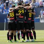 Los jugadores del Espanyol felicitan a su compañero Leo Baptistao tras marcar el gol de la victoria