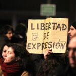 Manifestantes a a favor de los titiriteros interrumpieron el pregón de Carnaval en Madrid