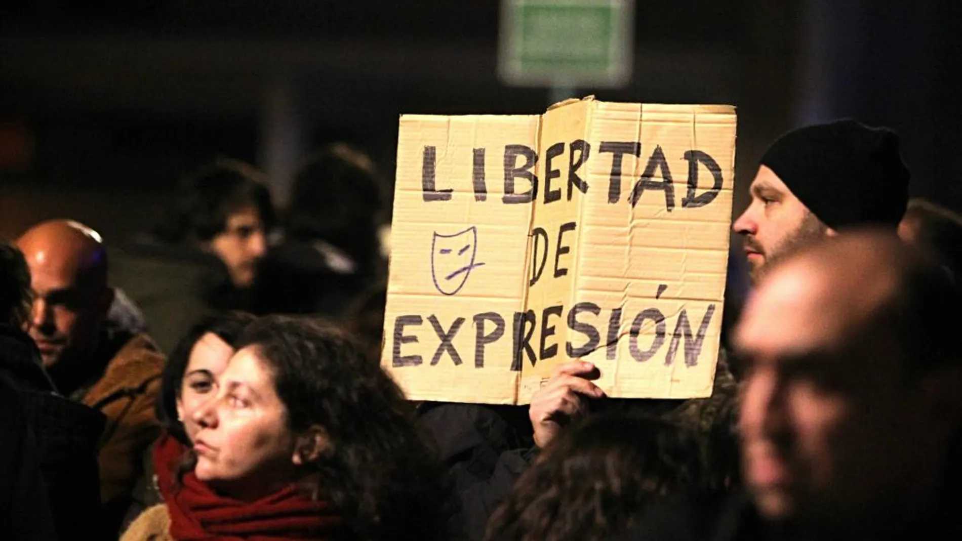 Manifestantes a a favor de los titiriteros interrumpieron el pregón de Carnaval en Madrid