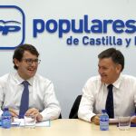 El presidente del PP de Castilla y León, Alfonso Fernández Mañueco, junto a Francisco Vázquez en la reunión