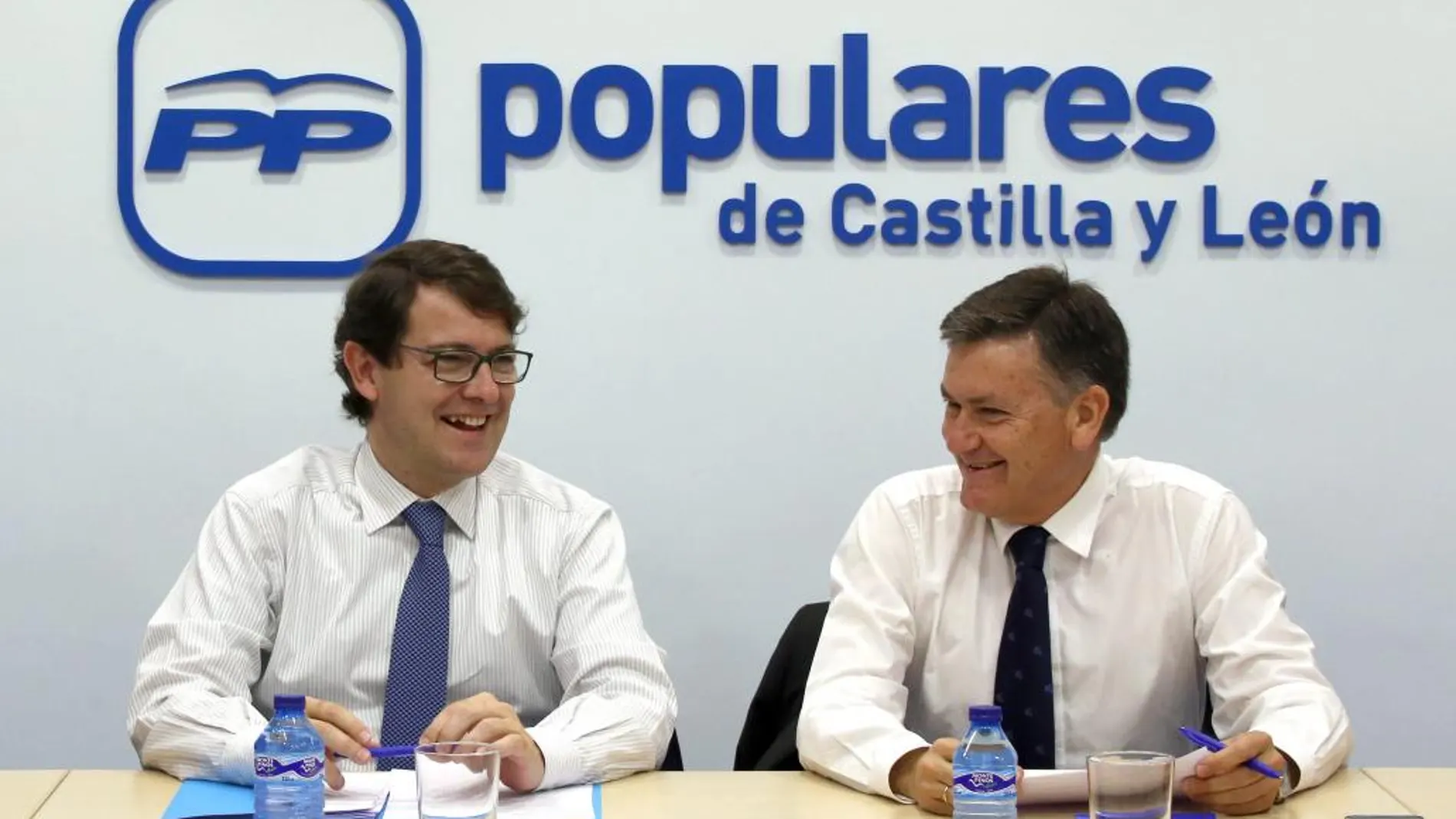 El presidente del PP de Castilla y León, Alfonso Fernández Mañueco, junto a Francisco Vázquez en la reunión