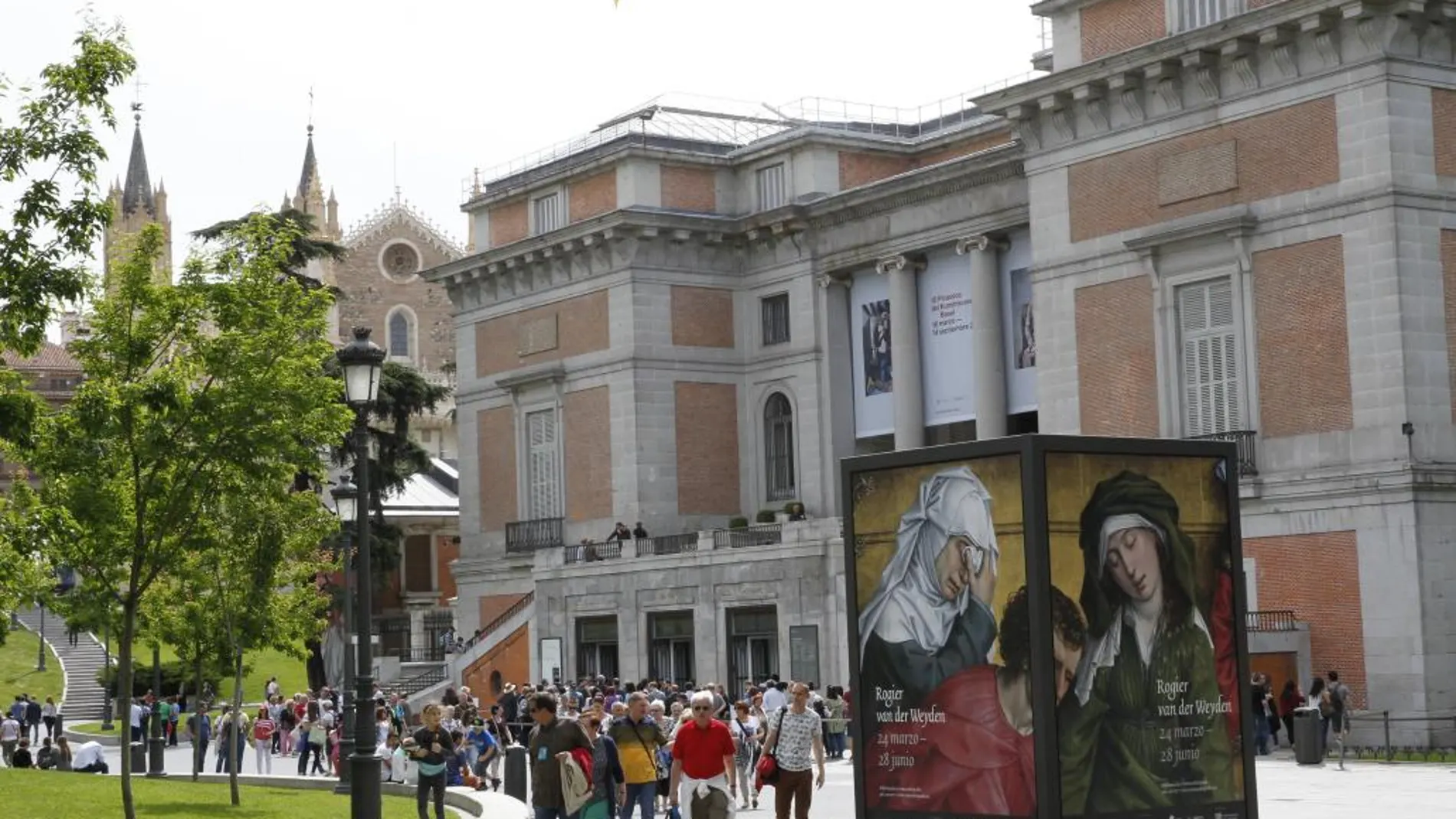 Turistas a las afueras del Museo del Prado