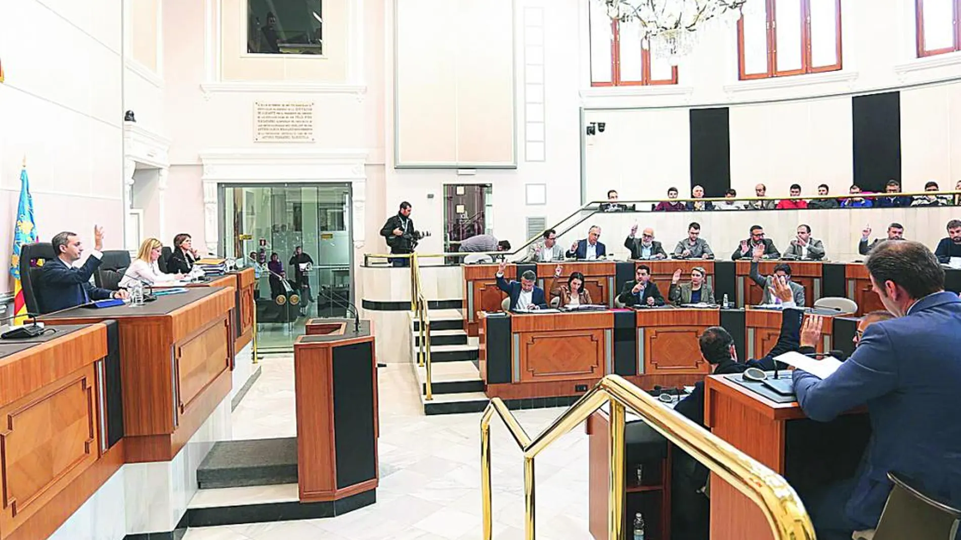 El pleno de la Diputación de Alicante aprobó el presupuesto de la institución provincial para el año 2016
