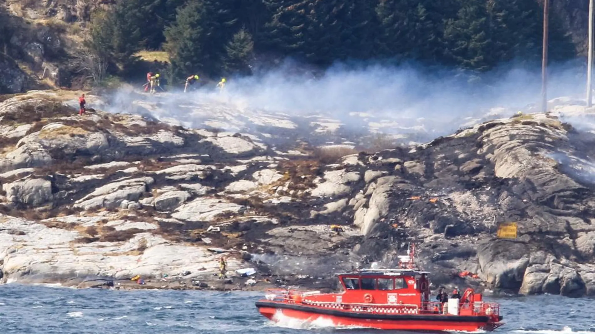 Los servicios de rescate de la isla de Turoey, cerca de Bergen, trabajan en el lugar del accidente del helicóptero.