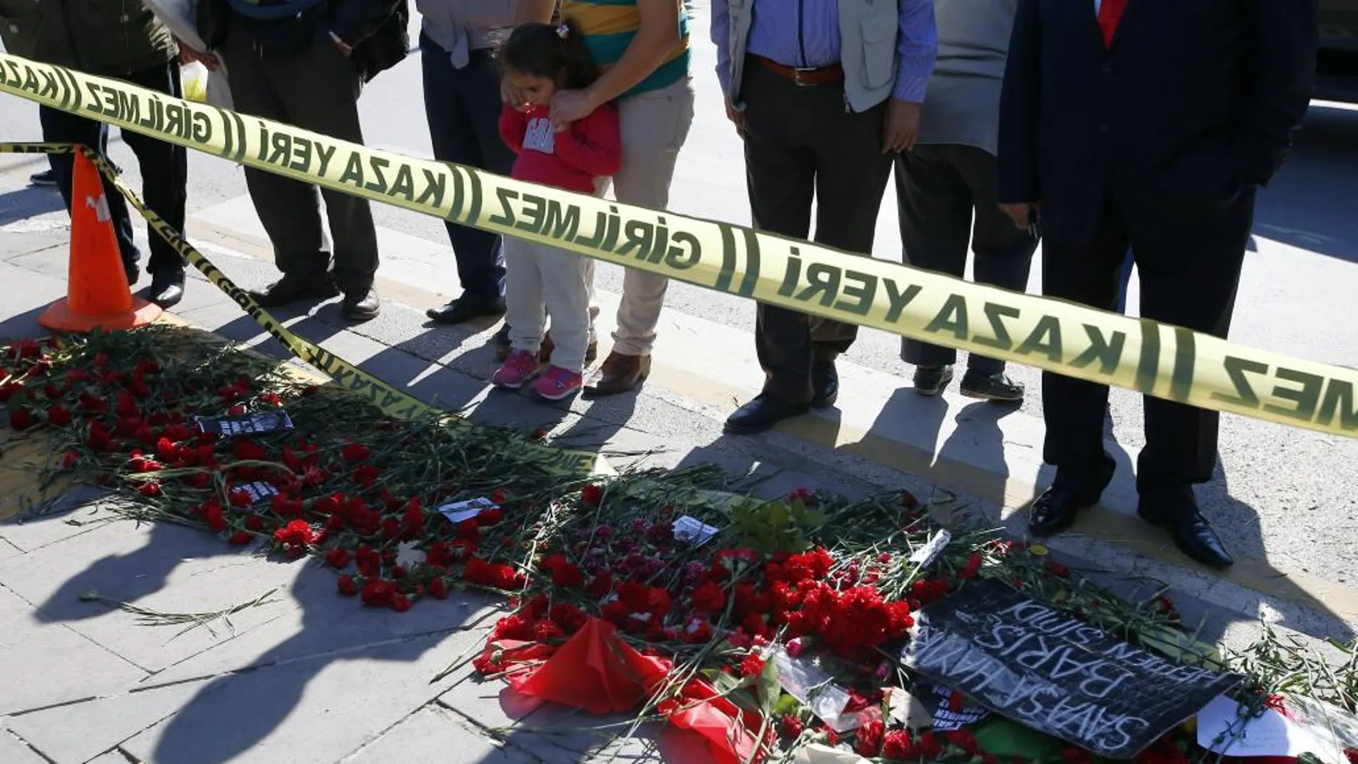 Flores en recuerdo a las víctimas del atentado del pasado 10 de octubre en Ankara