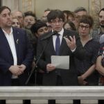 Carles Puigdemont junto a Oriol Junqueras y Carme Forcadell, realiza una declaración en las escalinatas del Parlament tras aprobarse en el pleno la declaración de independencia. EFE/ Andreu Dalmau