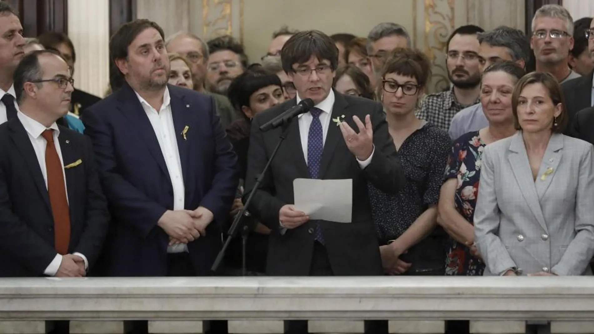 Carles Puigdemont junto a Oriol Junqueras y Carme Forcadell, realiza una declaración en las escalinatas del Parlament tras aprobarse en el pleno la declaración de independencia. EFE/ Andreu Dalmau