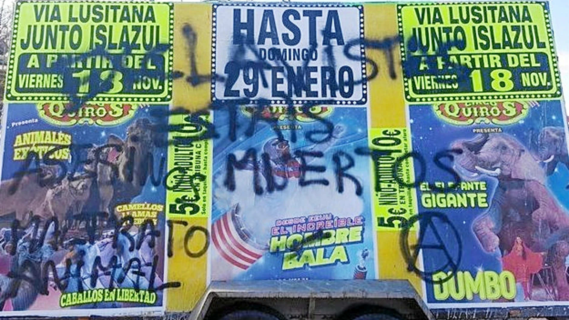 El gerente del Circo Quirós ha denunciado ante la Policía las pintadas en sus camiones  y las amenazas que sufrió el pasado sábado por parte de un grupo de animalistas