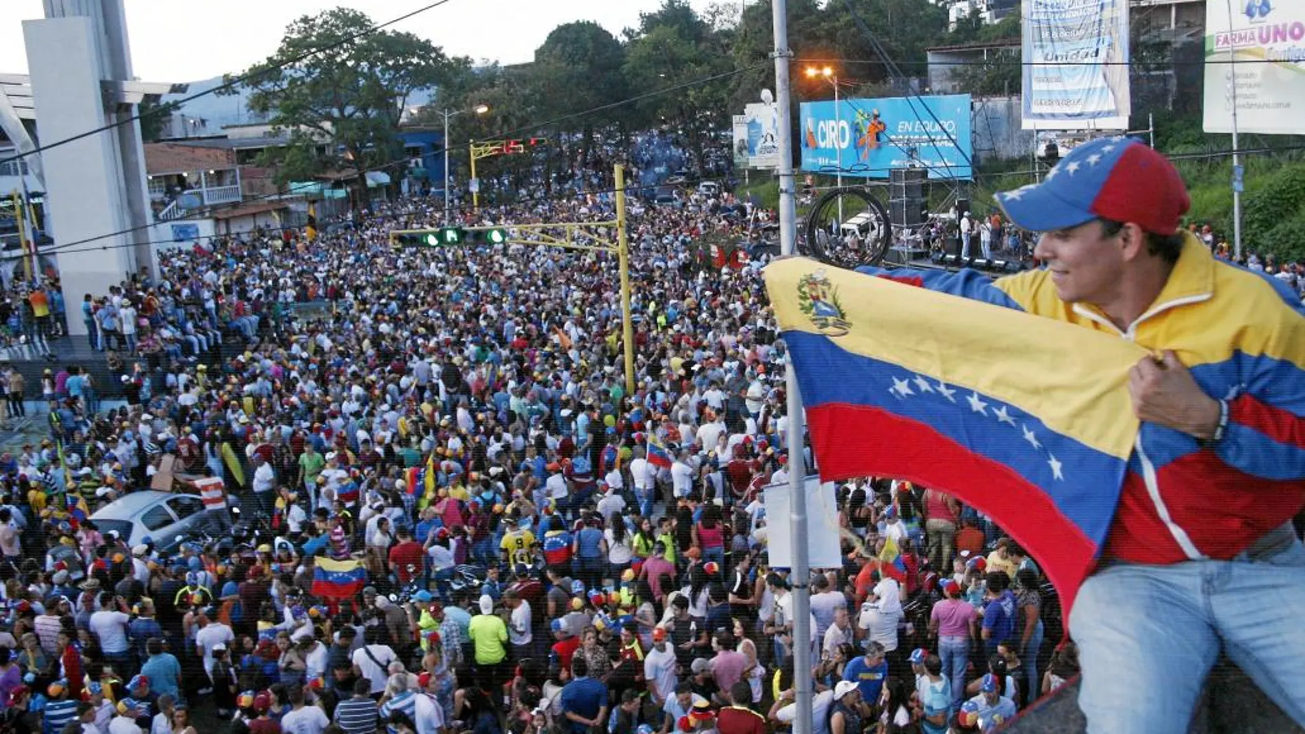 El lugar donde empezó todo. Un venezolano despliega una bandera nacional en San Cristóbal, en el estado de Táchira, donde comenzaron las protestas contra Maduro en febrero de 2014