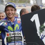 Valentino Rossi con un cartel de Michelín, cuya plantilla sufrió una intoxicación alimentaria