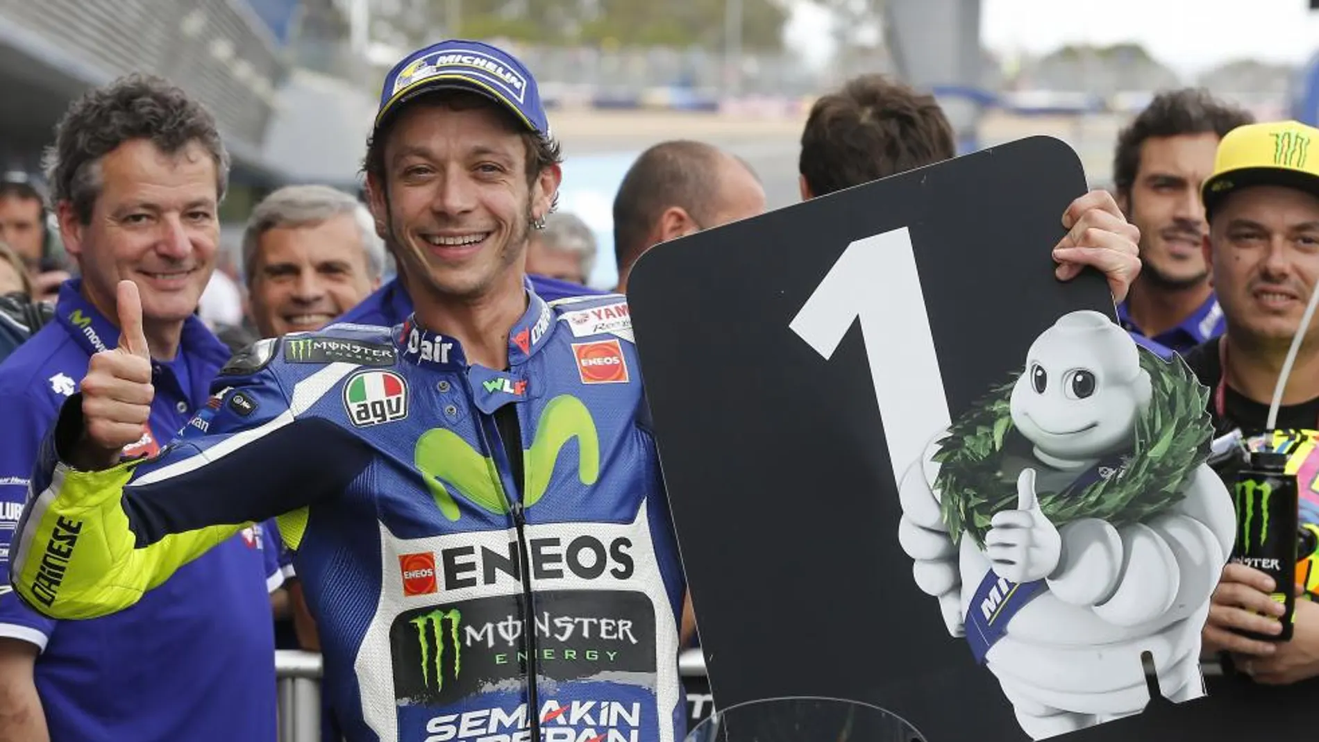 Valentino Rossi con un cartel de Michelín, cuya plantilla sufrió una intoxicación alimentaria