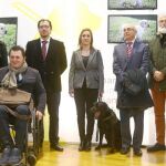 Alicia García asiste a la inauguración de la muestra de la ONCE