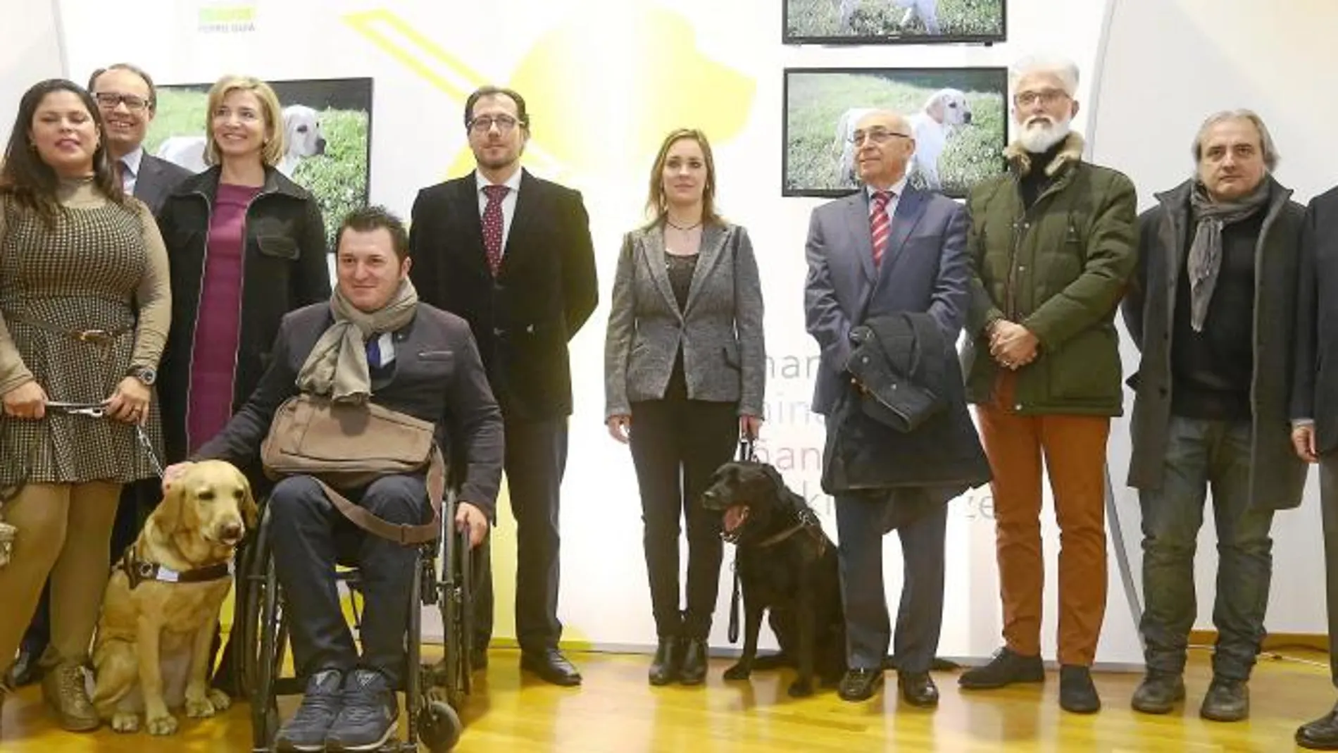 Alicia García asiste a la inauguración de la muestra de la ONCE