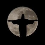 La superluna, como esta fotografiada recientemente en Río de Janeiro, aumenta aún más el riesgo de accidente de moto, según el estudio