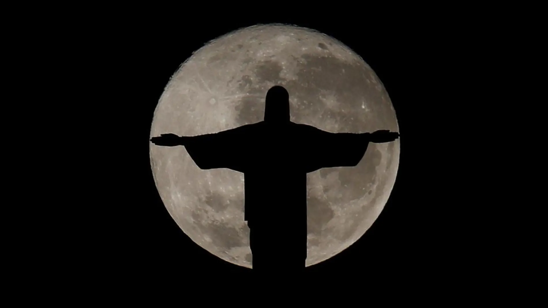 La superluna, como esta fotografiada recientemente en Río de Janeiro, aumenta aún más el riesgo de accidente de moto, según el estudio