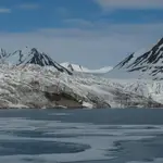 Glaciar de tidewater en la Bahía de Nordfjorden, isla de Spitsbergen, archipiélago de Svalbard