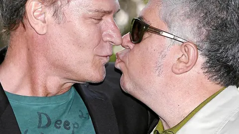 Homar y Almódovar, en la presentación de «Los abrazos rotos» (2009)