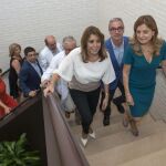 La presidenta de la Junta, Susana Díaz, y la consejera de Salud, Marina Álvarez (d), durante su visita ayer al nuevo centro de salud de Bailén