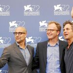 Thomas McCarthy, en el centro, posa junto a los actores Stanley Tucci (izquierda) y Mark Ruffalo (derecha)