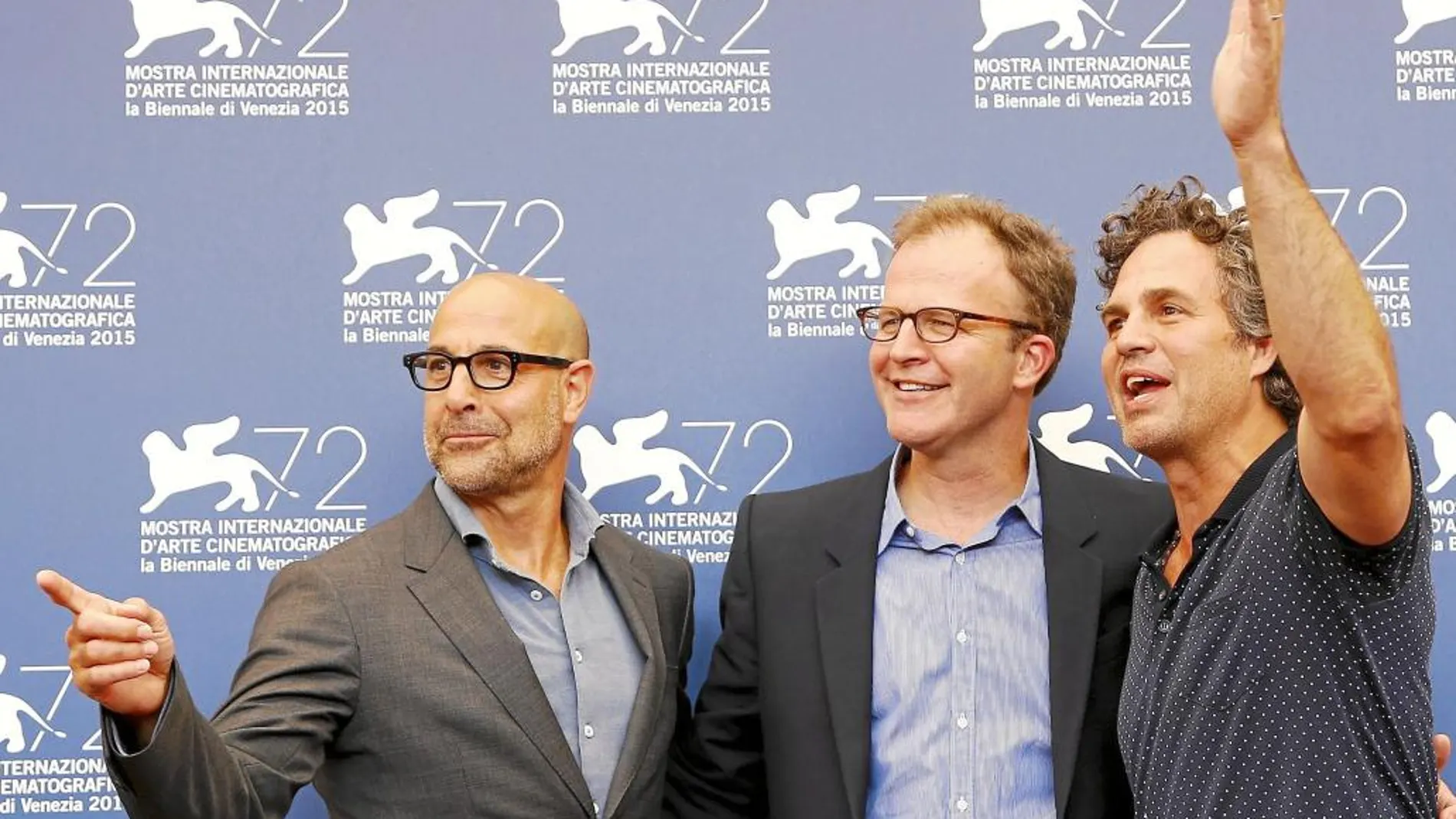 Thomas McCarthy, en el centro, posa junto a los actores Stanley Tucci (izquierda) y Mark Ruffalo (derecha)