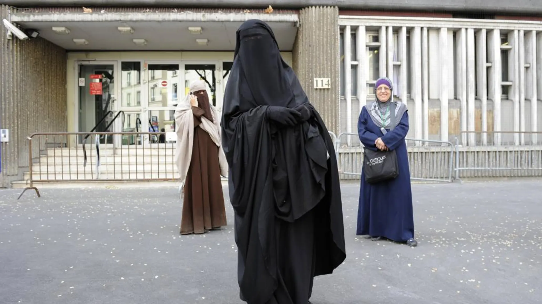 Imagen de archivo de mujeres musulmanas saliendo de una comisaría de policía en París