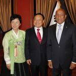 El embajador de la República de Corea Hee-kwon Park (en el centro) y su señora (a la izquierda), acompañados del embajador de la República de Haití don Hubert Labbé (a la derecha).