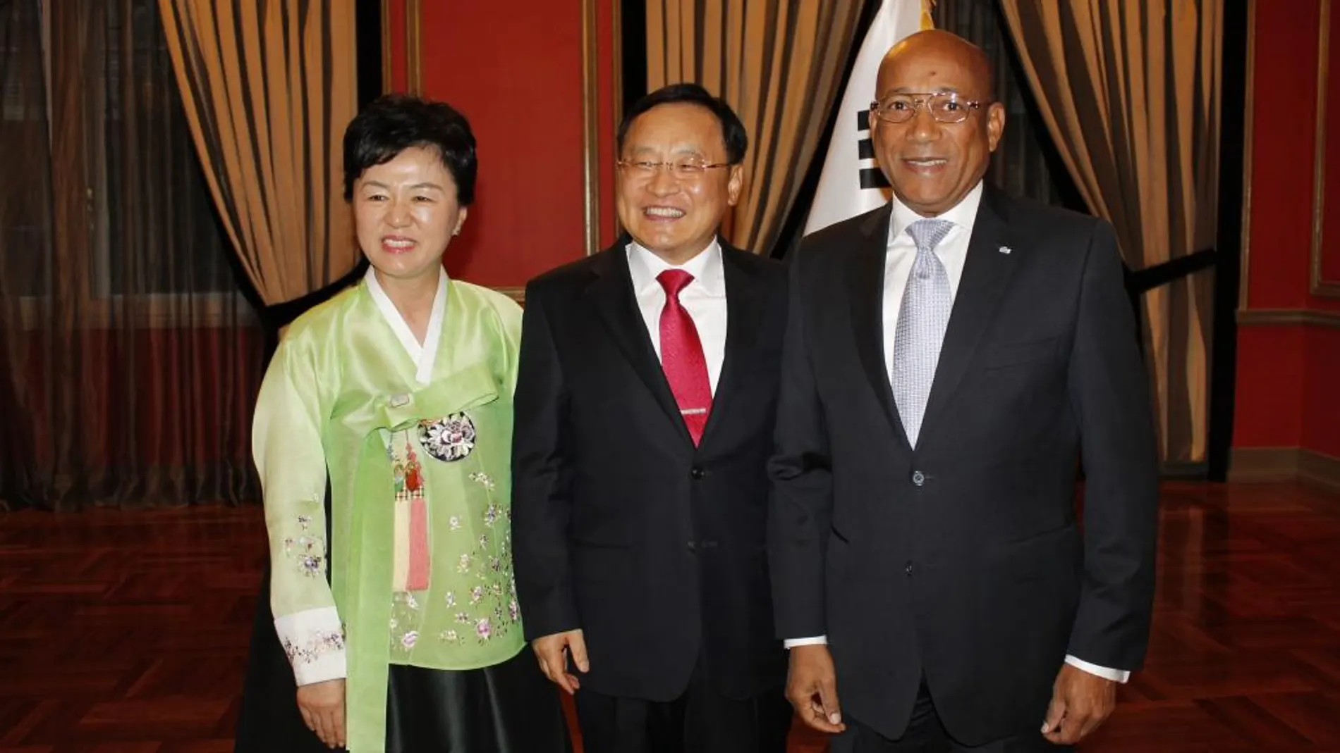 El embajador de la República de Corea Hee-kwon Park (en el centro) y su señora (a la izquierda), acompañados del embajador de la República de Haití don Hubert Labbé (a la derecha).