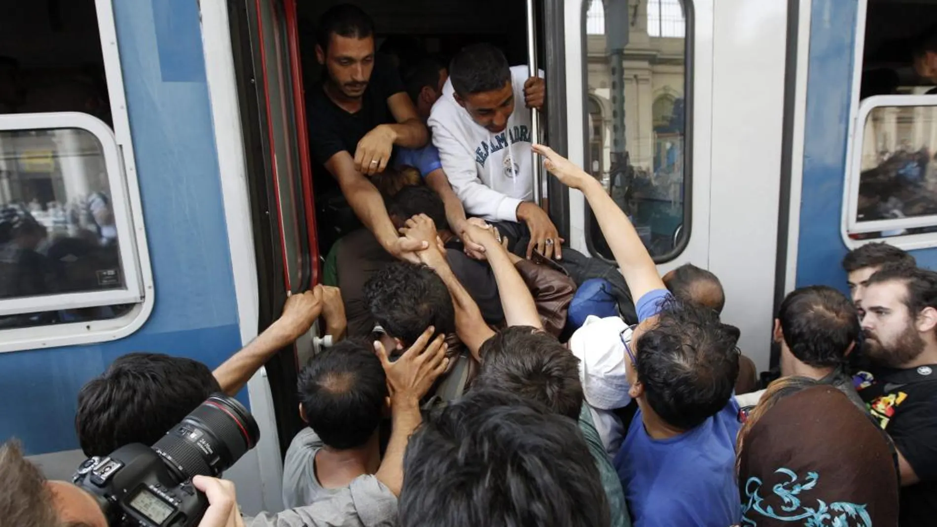 Inmigrantes suben a un tren en la estación Keleti de Budapest, Hungría, hoy, 3 de septiembre.