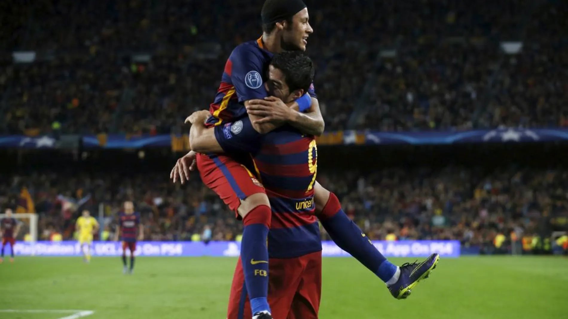Los jugadores del FC Barcelona, el brasileño Neymar (i) y el uruguayo Luis Alberto Suárez, celebran un gol del equipo blaugrana