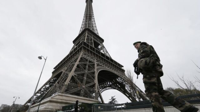 Soldados franceses vigilan junto a la Torre Eiffel