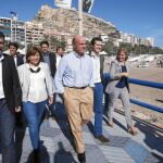 El ministro de Economía, Luis De Guindos (c), y el vicesecretario de Comunicación del PP, Pablo Casado (2ºd), junto a Bonig (2ªi), y el presidente provincial de Alicante, José Ciscar (i), dan un paseo antes de la ponencia