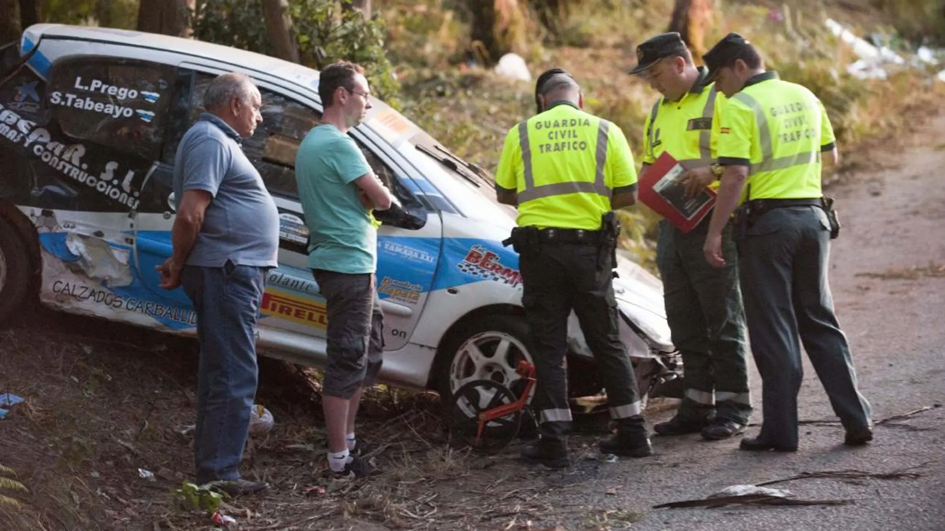 Vista del lugar donde tuvo lugar el accidente, con el coche que causó las muertes.