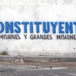 Un muro de Caracas muestra el eslogan del chavismo a favor de la Constituyente, que los opositores han modificado para mostrar su rechazo
