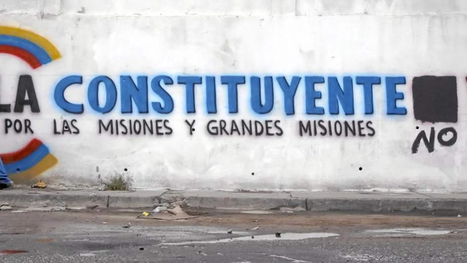 Un muro de Caracas muestra el eslogan del chavismo a favor de la Constituyente, que los opositores han modificado para mostrar su rechazo