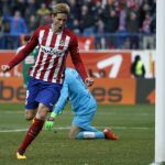 Fernando Torres celebra su gol número 100 con el Atlético de Madrid.