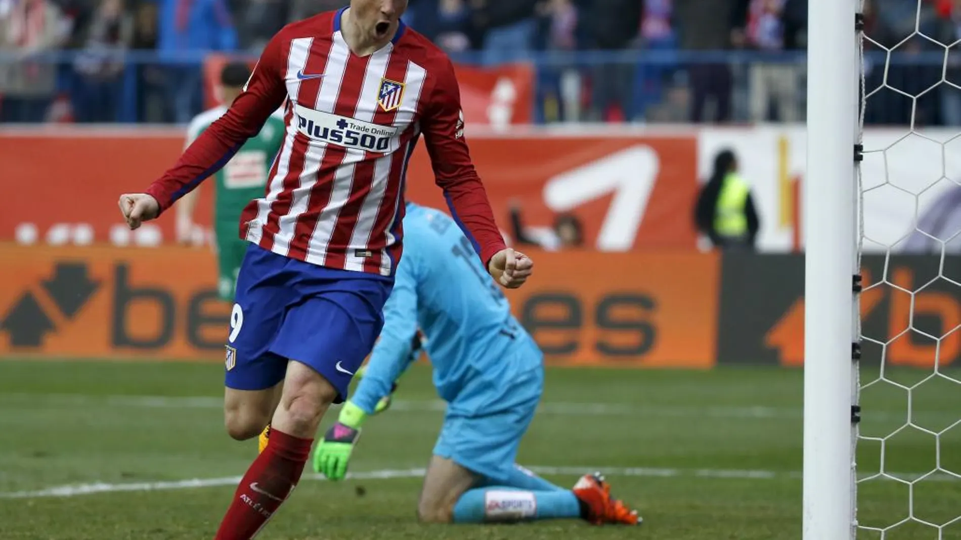 Fernando Torres celebra su gol número 100 con el Atlético de Madrid.