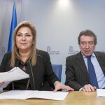 La vicepresidenta Rosa Valdeón y el consejero José Antonio de Santiago-Juárez explican los acuerdos