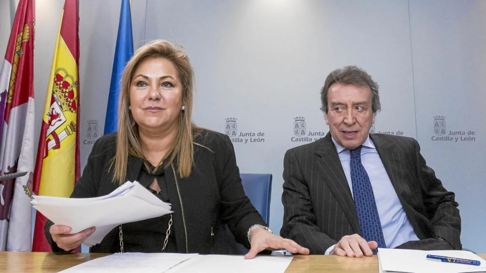 La vicepresidenta Rosa Valdeón y el consejero José Antonio de Santiago-Juárez explican los acuerdos
