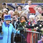 Isabel II ha sido felicitada por cientos de personas que la esperaban en Newtongrange
