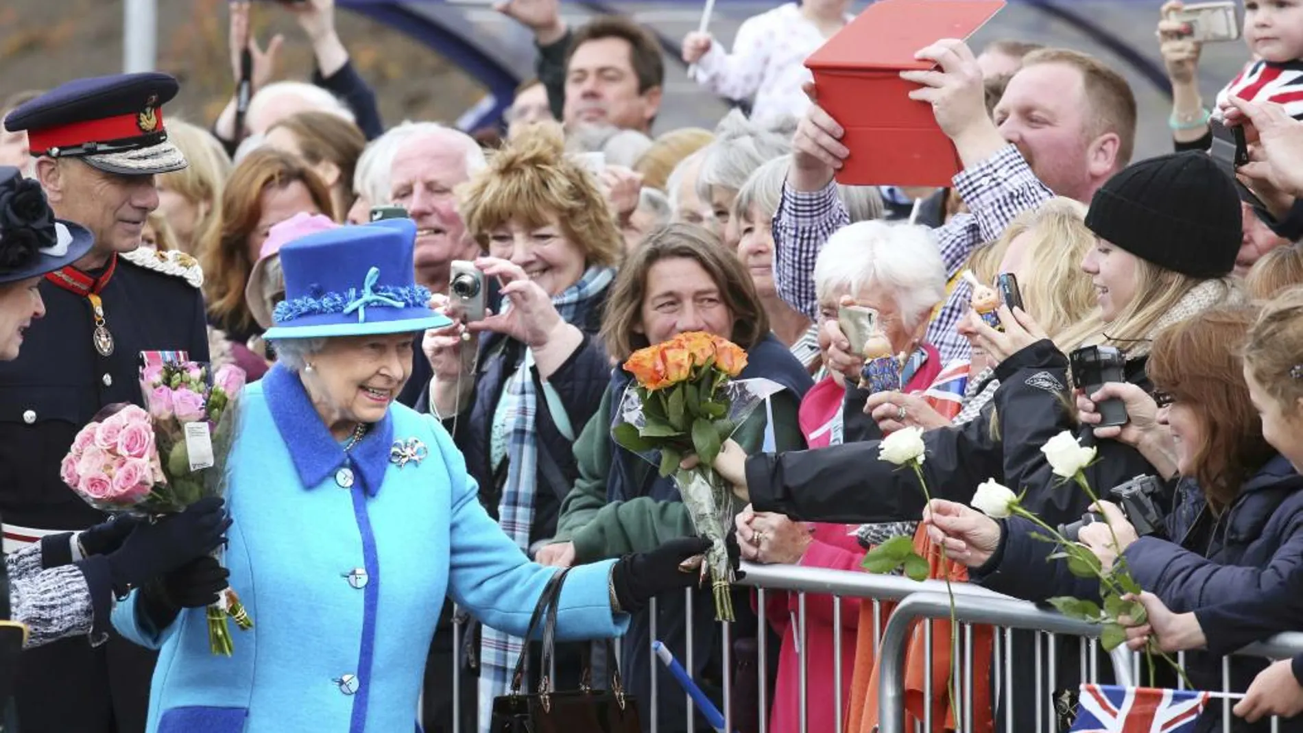 Isabel II ha sido felicitada por cientos de personas que la esperaban en Newtongrange