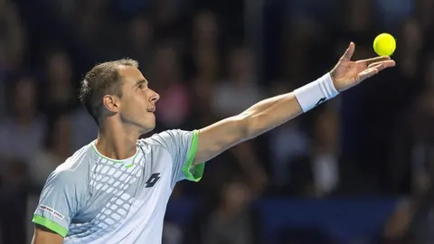 Imagen del tenista checo Lukas Rosol saca ante el español Rafael Nadal durante el partido de primera ronda del torneo de Basilea disputado en Suiza,el 26 de octubre de 2015