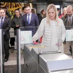 La presidenta de la Comunidad, Cristina Cifuentes, presentó ayer al abonado joven de transportes un millón
