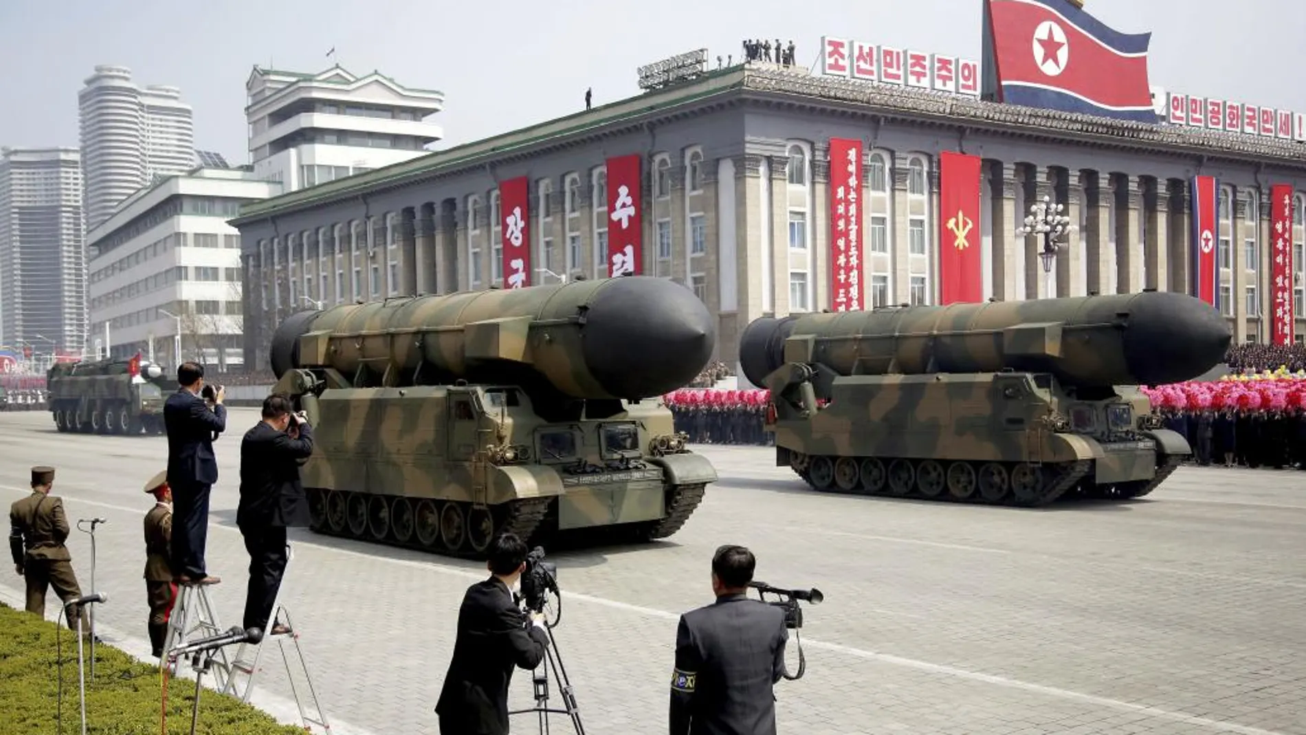 Imagen del pasado mes de abril de lo que se cree son misiles Pukguksong 2 mostrados en Pyongyang