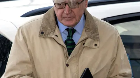 El asesor jurídico de la Casa Real José Manuel Romero, conde de Fontao, a su llegada esta mañana a la Escuela Balear de la Administración Pública (EBAP), donde declara hoy como testigo ante el tribunal de la Audiencia de Palma que juzga el caso Nóos
