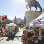 La organización de Podemos monta un puesto al lado del acto organizado por la Asociación Civil de venezolanos en España.