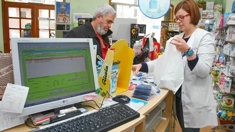 Imagen de una farmacia de la localidad de Villafranca del Bierzo (León)